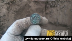 Монета, найденная на раскопках вблизи Перекопского вала. Северный Крым, 2017 год