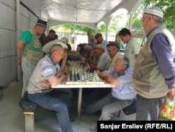 Ўшдаги Навои истироҳат боғида шахмат ўйнаётган оқсоқоллар. 2019 йил.