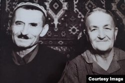 Осман і Шефіка, батьки батька Ескендера. Шефіка втратила дитину дорогою до місць депортації