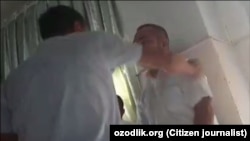 Häkim mekdep direktoryny urýar.