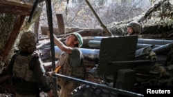 На позициях украинских военных под Покровском, октябрь 2025. Подготовка самоходной гаубицы М114 к стрельбе. Иллюстративное фото.