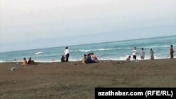 На фотоб сделанном в Авазе в середине сентября 2019 года можно видеть, как женщины идут в воду в платьях