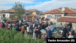 Пазарджишкото село Огняново в деня на изборите, когато наблюдатели направиха граждански арест на няколко души, за които казаха, че купуват гласове. 12 октомври 2025 г.