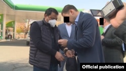 Улуттук коопсуздук боюнча мамлекеттик комитеттин кызматкерлери Райымбек Матраимовду кармоо учуру. 20-октябрь, 2020-жыл.