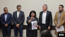 Oт ляво надясно: председателят на Асоциацията на индустриалния капитал в България (АИКБ) Румен Радев, президентът на КТ „Подкрепа“ Димитър Манолов, министърът на финансите Теменужка Петкова, председателят на КРИБ Кирил Домусчиев и главният икономист на КНСБ Любослав Костов