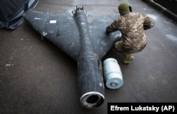 Український військовий оглядає російський безпілотник Shahed із термобаричним зарядом