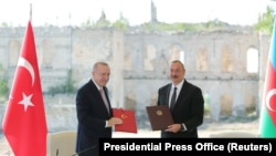 Թուրքիայի և Ադրբեջանի նախագահներ Ռեջեփ Թայիփ Էրդողանը և Իլհամ Ալիևը ստորագրել են երկու երկրների համագործակցության պայմանագիրը, Շուշի, 15-ը հունիսի, 2021թ.