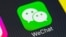 Логотип WeChat на экране китайского смартфона Huawei