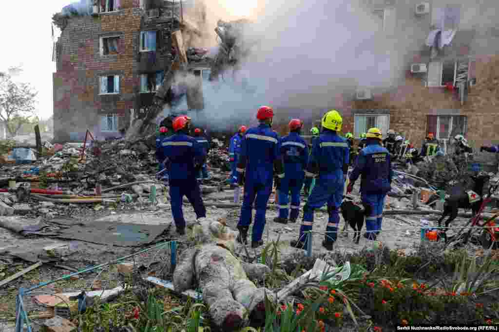 Речі людей розлетілися навколо будинку, в який влучила російська ракета. Серед них – дитячий плюшевий ведмідь