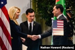 Türkmenistanyň prezidenti Serdar Berdimuhamedow Ak tamyň öňünde garşy alynýar.