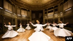 Түркиялык сопулар бийи - сабырдуулукка чакырган өнөр.  Стамбул. 2013-жылдын 18-декабры.