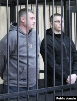 Обвиненные полицейские Максим Кудрявцев (в очках) и Евгений Бартоломей