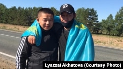 Бежавшие из Китая этнические казахи Мурагер Алимулы (слева) и Кастер Мусаханулы в момент выхода из колонии в Семее.  22 июня 2020 года.