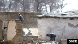  Люди ищут под завалами разрушенного дома в Душанбе, 1 марта 2008 г.