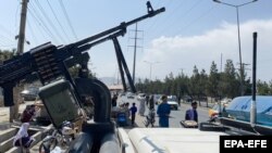 Боевики «Талибана» охраняют контрольно-пропускной пункт на обочине дороги в Кабуле, 3 сентября 2021 года.