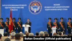 Садыр Жапаров подписывает новую Конституцию. 5 мая 2021 года.