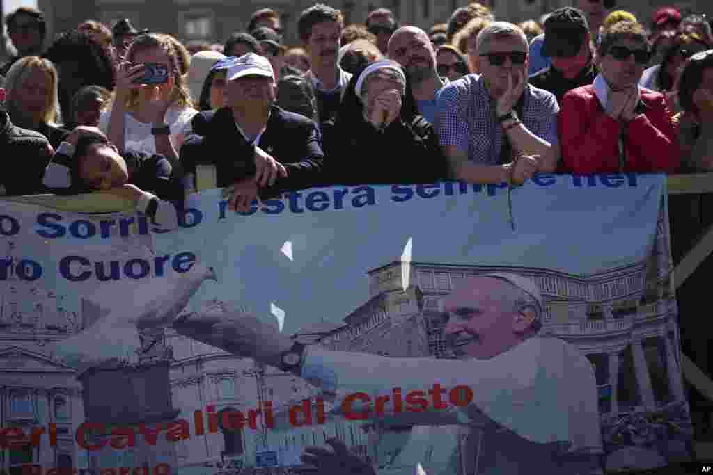 Вернікі слухаюць імшу падчас пахаваньня папы Францішка на пляцы Сьвятога Пятра ў Ватыкане, субота, 26 красавіка 2025 году
