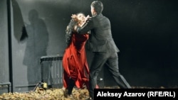 Эпизод из спектакля «Жылымық» («Оттепель»). Алматы, 26 октября 2019 года.