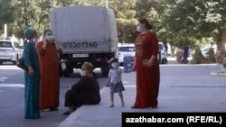 Ýüzi maskaly ýaşaýjylar. Aşgabat. 2020 ý.