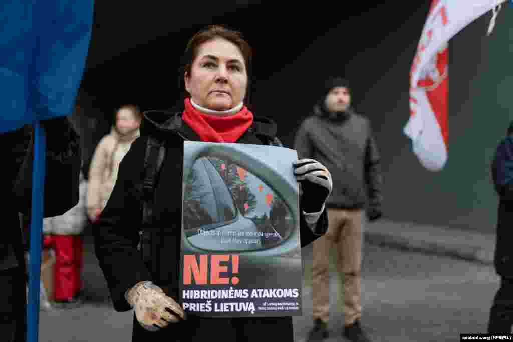 «Рэжым Лукашэнкі разам з Пуціным вядзе вайну супраць беларускага народа і яго суседзяў. Апошнім часам ён выкарыстоўвае мэтэазонды, якія парушаюць мяжу зь Літвой і ствараюць рэальную пагрозу бясьпецы палётаў. Праз гэта Літва вымушаная пэрыядычна закрываць аэрапорт і нават мяжу», — прэс-сакратарка Офісу Сьвятланы Ціханоўскай Ганна Красуліна.