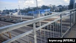 Эшелон российской военной техникики на железнодорожном вокзале Джанкоя (архивное фото)