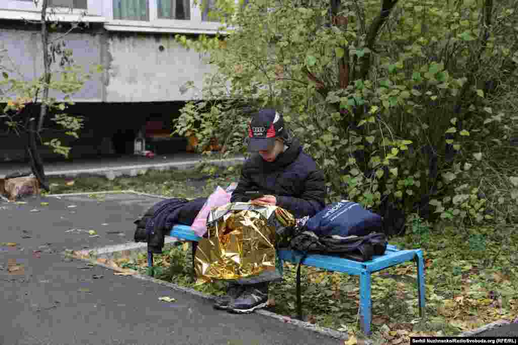 Хлопчик із термоковдрою після обстрілу у Деснянському районі
