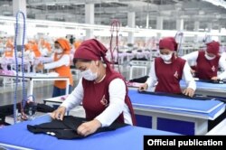Өзбекстанның Әндіжан облысындағы тігін-трикотаж комбинатында жұмыс істеп жатқан адамдар