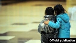 Ирактан алып келинген балдар. Бишкек. 16-март, 2021-жыл. Тышкы иштер министрлиги тараткан сүрөт.