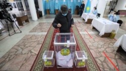 Оппозицияның қатысуынсыз өтіп жатқан парламент мәжілісі және жергілікті мәслихаттар сайлауына дауыс беріп тұрған адам. Алматы, 10 қаңтар 2021 жыл.