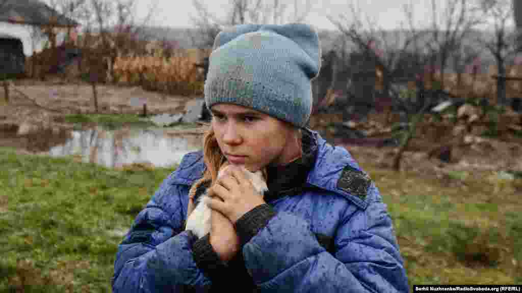 11-річна Софійка обіймає свою морську свинку Пеппу під час евакуації з села Макіївка, Луганська область, листопад 2022 року