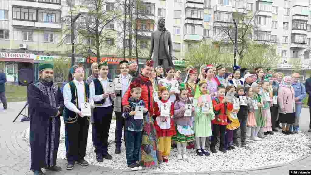 Чиләбедә Тукай һәйкәле янында