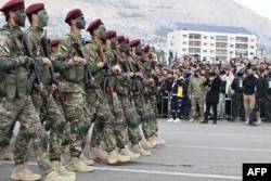 په دمشق کې حکومتي ځواکونه د اسد رژیم ړنګېدو کال پوره کېدو په مناسبت پرېډ کوي - د ډېسېمبر اتمې انځور.