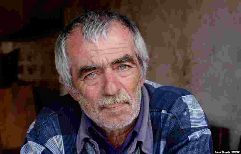 &laquo;Я сидів в якійсь квартирі на п&#39;ятому поверсі, слухаючи шум шосе&raquo; - каже він. Не маючи іншого заняття, крім як &laquo;пити і дивитися телевізор&raquo; Василь прийняв рішення повернутися. Чорнобиль його не відпускав.