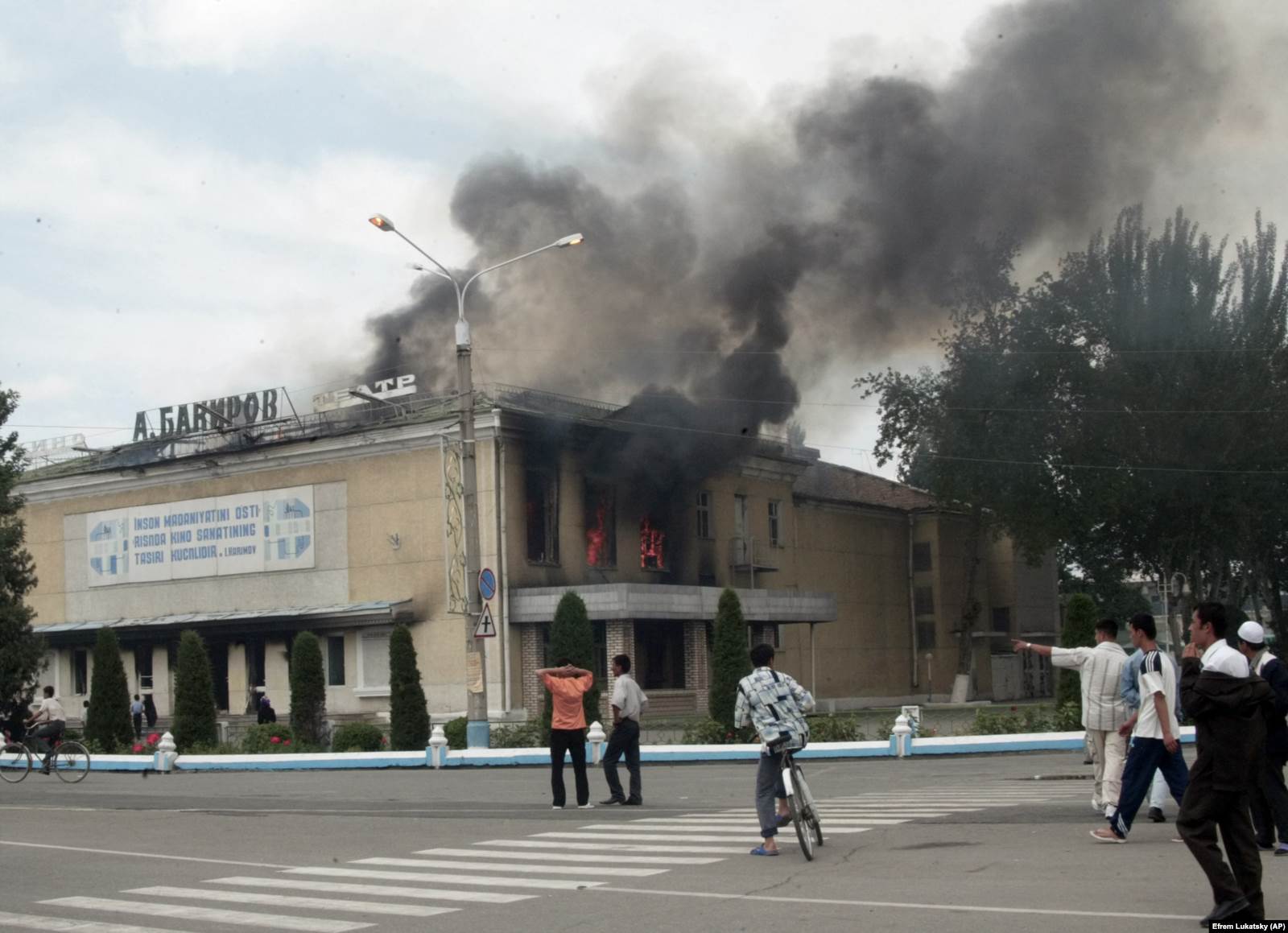 Өртке оранған ғимарат. 13 мамыр 2005 жыл.