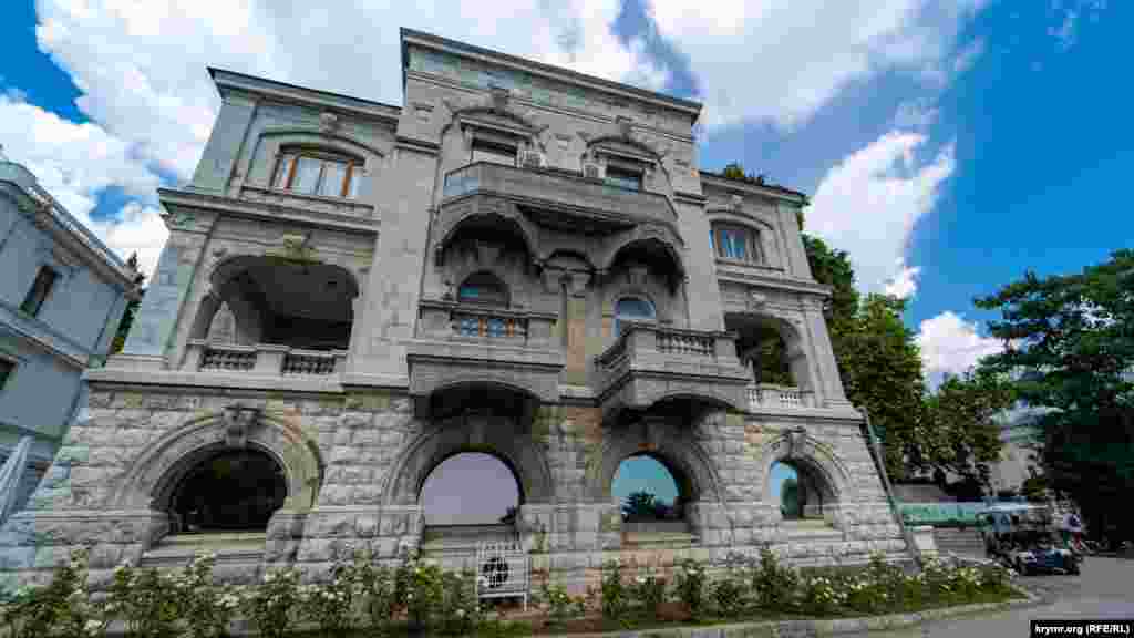 Будинок барона Фредерікса розташований між корпусом санаторію &laquo;Лівадія&raquo; (ліворуч) та палацом-музеєм. Офіційна назва до 1917 року &ndash; &laquo;Міністерський будинок із квартирами фрейлін&raquo;. Триповерхова будівля витримана у стилі &laquo;прибалтійського модерну&raquo;. Володимир Фредерікс&nbsp;&ndash; міністр імператорського двору Російської імперії. Довірений сановник регулярно супроводжував Миколу II у всіх поїздках, у тому числі до Лівадії