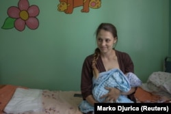 24-річна Ірина Будакова тримає на руках свого сина – тоді йому було два дні від народження. Пологовий будинок в Покровську, 6 липня 2022 року