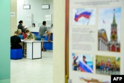 Жители Херсона подают заявления на получение российского гражданства 21 июля 2022 года на фоне продолжающихся российских военных действий в Украине