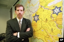 Ілай Розенбаум, керівник департаменту Мінюсту США зі спеціальних розслідувань нацистських злочинів під час Другої світової війни. Березень, 1995 року