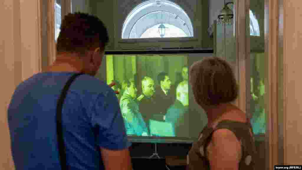 У трьох виставкових залах представлено справжній інтер&#39;єр приміщень держдачі, обладнаної для Сталіна в Лівадійському палаці, меблі та предмети побуту 1940-1950-х років. Екскурсантам також крутять документальну хроніку щодо роботи Кримської мирної конференції 1945 року. За задоволення подивитися на фігуру Сталіна у військовому мундирі із зіркою героя соціалістичної праці треба викласти 200 рублів. Дітей пропускають безкоштовно