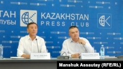 Кәсіпкер, саясаткер Болат Әбілов және Elge Qaitaru қор ықұрылтайшыларының бірі Оразалы Ержанов. Алматы, 27 шілде 2022 жыл.
