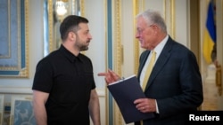 Кот Келлог и Владимир Зеленский во время встречи в Киеве, июль 2025 года