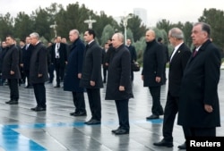 Foruma gelen daşary ýurt liderleri 12-nji dekabrda Aşgabatda Bitaraplyk monumentine gül desselerini goýýarlar.