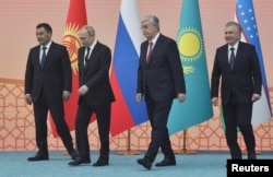 Төрт елдің президенттері (солдан оңға): Садыр Жапаров (Қырғызстан), Владимир Путин (Ресей), Қасым-Жомарт Тоқаев (Қазақстан) және Шавкат Мирзияев (Өзбекстан) Орталық Азия – Ресей саммиті кезінде. Астана, 14 қазан, 2022 жыл.