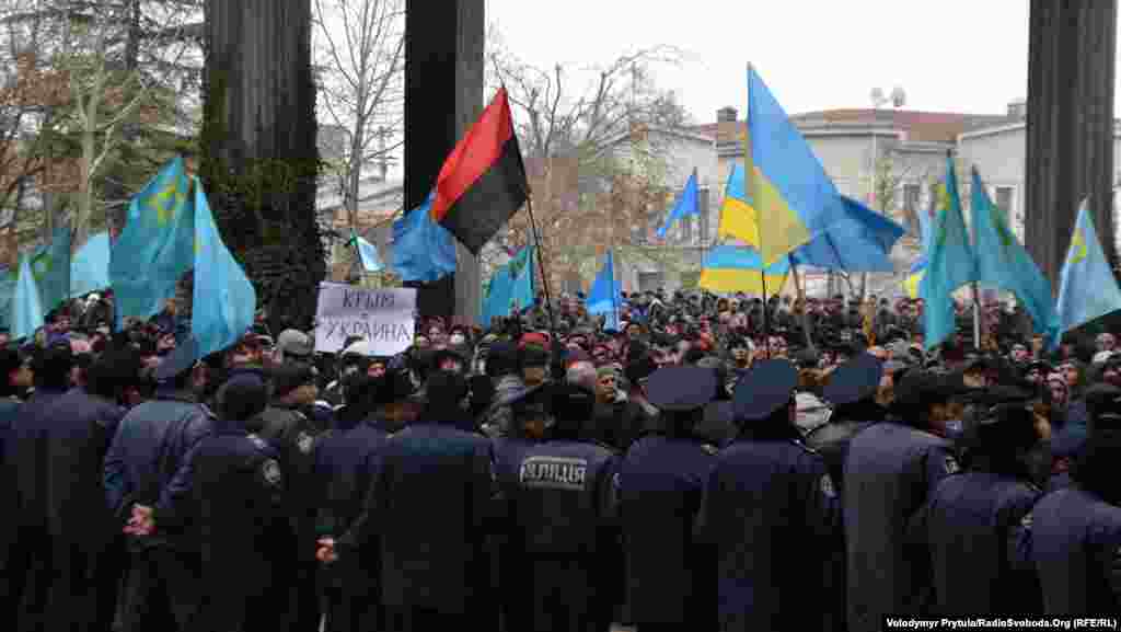 Qırımtatar Milliy Meclisi toplağan Ukrayina topraq bütünligine qoltutuv mitinginde bayraqlar. Aqmescit, 2014 senesi fevralniñ 26-sı. Volodımır Prıtulanıñ fotoresimi