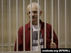 Алесь Бяляцкі ў судовай залі, лістапад 2011 году