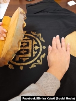 Футболка із зображенням, виконаним у техніці «басма»