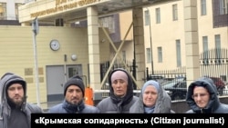 Кырымтатарлар Мәскәүдә Русия Кеше хокуклары вәкиленең бинасы янында 