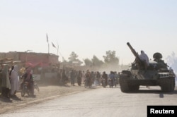 Танк афганских талибов вблизи афгано-пакистанской границы в Спин Болдаке, после очередного боя между пакистанскими и афганскими силами. 15 октября 2025 года