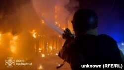 Пламя пожара после российского удара по Одессе, 20 марта 2025 года