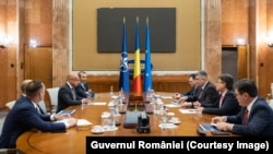 Întâlnire între o delegație guvernamentală condusă de premierul Marcel Ciolacu (al treilea din dreapta) și conducerea Liberty Steel Galați, care promitea – în iulie 2024 – că repornește producția de oțel. Nu s-a întâmplat până în prezent.